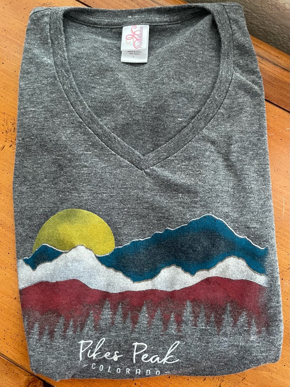 Women’s Gray V-Neck Mountain Graphic T-shirt Size L